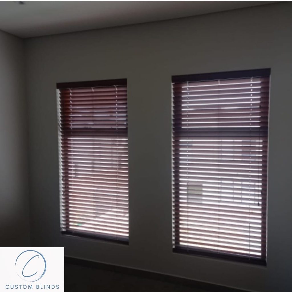 Wood venetian blinds